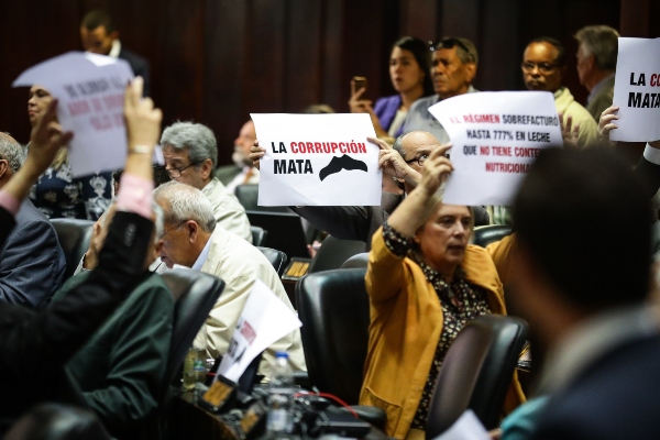 Diputados de la Asamblea Nacional levantan carteles denunciando corrupción en el Gobierno de Nicolás Maduro, en el Palacio Federal Legislativo en Caracas. FOTO/EFE