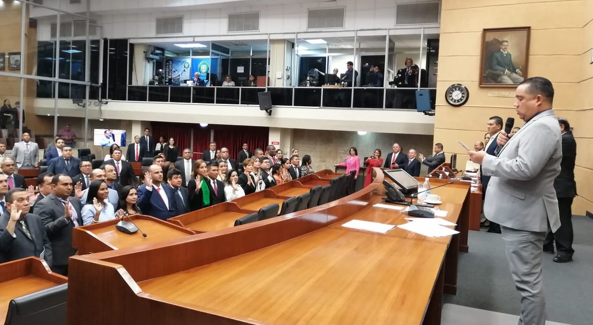 El presidente de la Asamblea Nacional, Marcos Castillero, juramentó a los diputados suplentes.