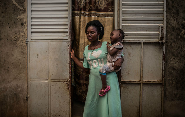 Veronique Fara, pareja de Fiacre Gbédji, un guía en Benín que fue asesinado, con la hija de 2 años de ambos. Foto/ Finbarr O’Reilly para The New York Times.