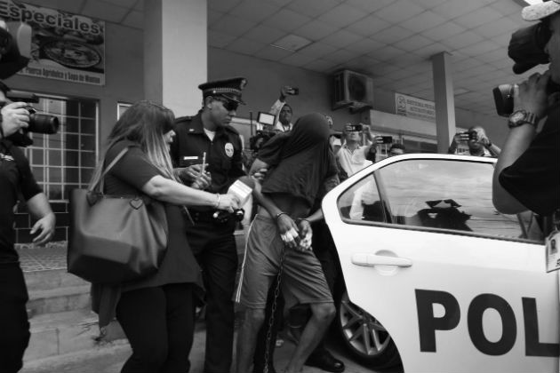 Momentos en que el joven es retirado de la sala de audiencias del Sistema Penal Acusatorio. Foto: Eric Montenegro. Epasa.