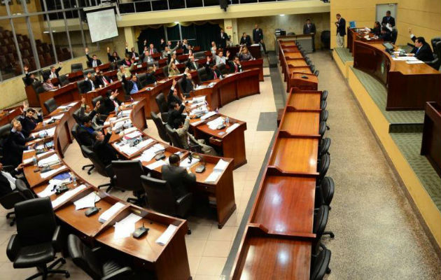 La Asamblea Nacional está siendo cuestionada por el mal manejo de recursos y nombramientos de allegados en planillas de ese órgano del Estado. Foto: Panamá América.