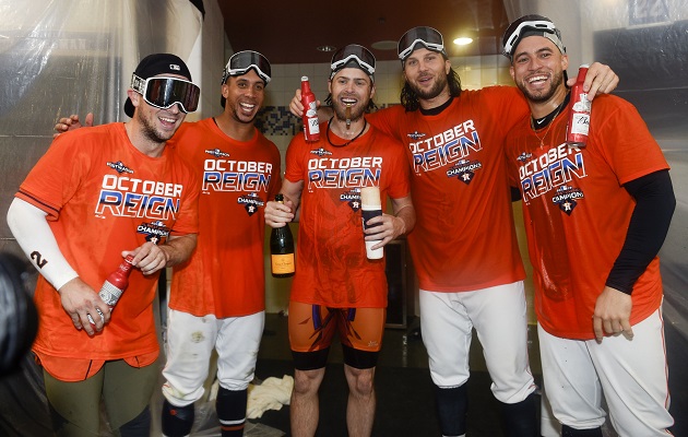 Los jugadores Alex Bregman, Michael Brantley, Josh Reddick, Jake Marisnick y George Springer de los Astros celebran. Foto:AP