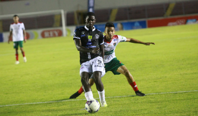 El partido entre Atlético Chiriquí y Tauro fue de alternativa. Foto Anayansi Gamez