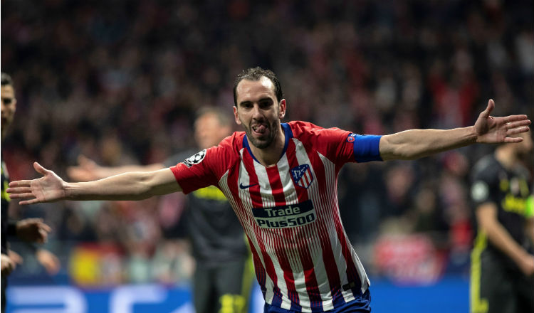 Diego Godín festeja su gol. Foto:EFE