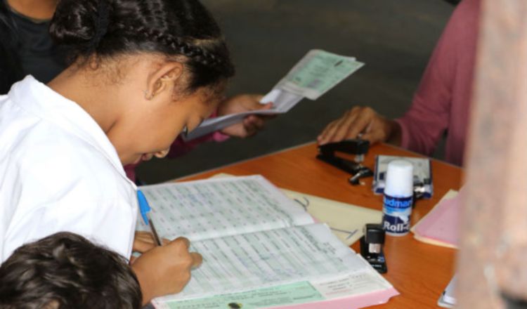 Este trimestre se ha atrasado la entrega de becas. 