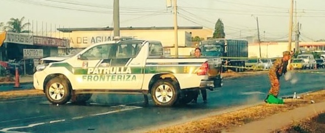 El vehículo del SENAFRONT, escoltaba un bus con indocumentados cuando ocurrió el accidente.. Foto/Tráfico Panamá