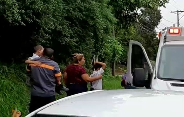 Ambos menores fueron evaluados por los paramédicos del Sume. Foto: Eric A. Montenegro.