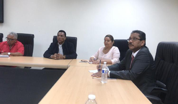 Miguel Martínez (der.) durante la reunión con los transportistas. Foto de cortesía