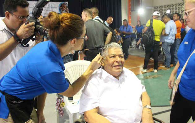 Dos centenas de adultos reciben audífonos. Foto: Cortesía