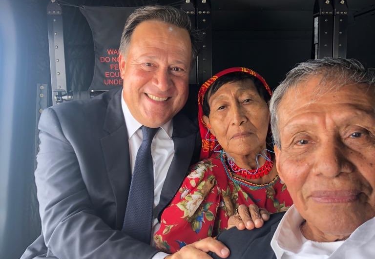 Juan Carlos Varela junto con Augusto Valiente, rumbo a Playón Chico. 