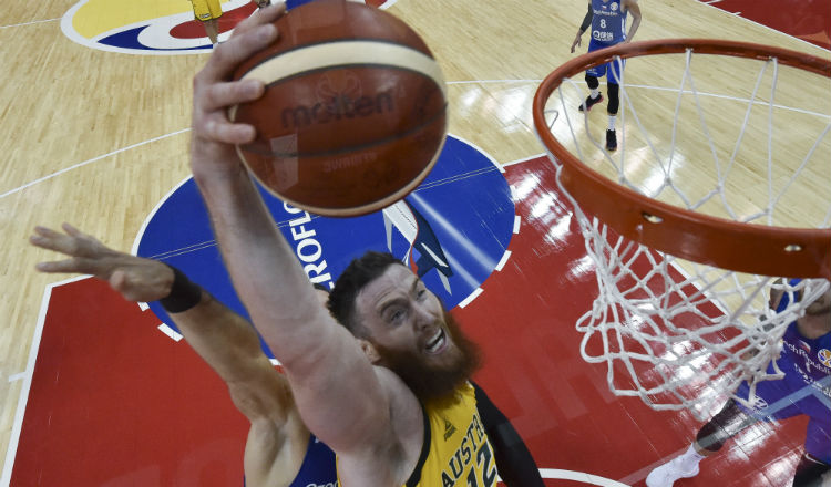 Aron Baynes asegura la anotación de dos puntos para Australia. Foto AP