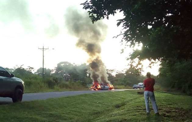 Auto incendidado. Foto/@tráficoPanamá