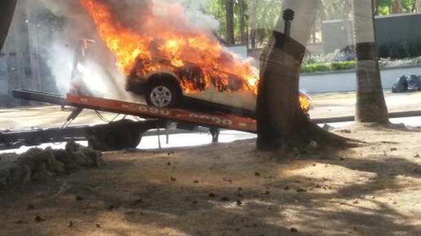 El automóvil era trasladado en una grúa, cuando se incendió en Costa del Este, a la altura de la AUDI. 