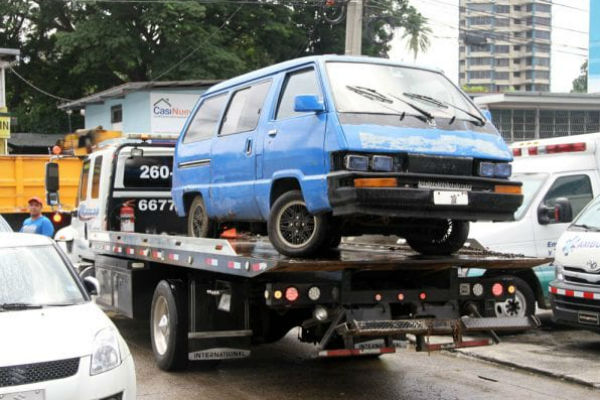 La remoción de los automóviles se realiza en todos los corregimientos de la comuna capitalina. 