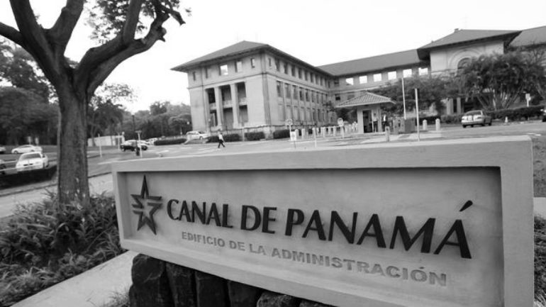 Representantes de más de 30 organizaciones sindicales y populares formalizaron la postulación del profesor Juan Jované a la junta directiva de la Autoridad del Canal de Panamá (ACP). Foto: EFE. 