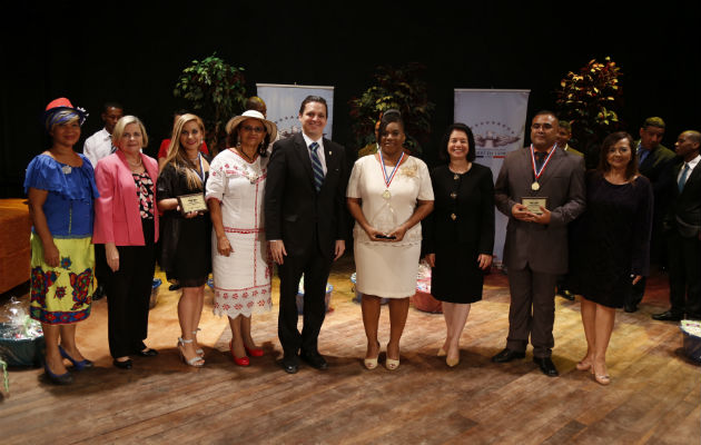 Autoridades, ganadores y jurado. Foto: Cortesía.