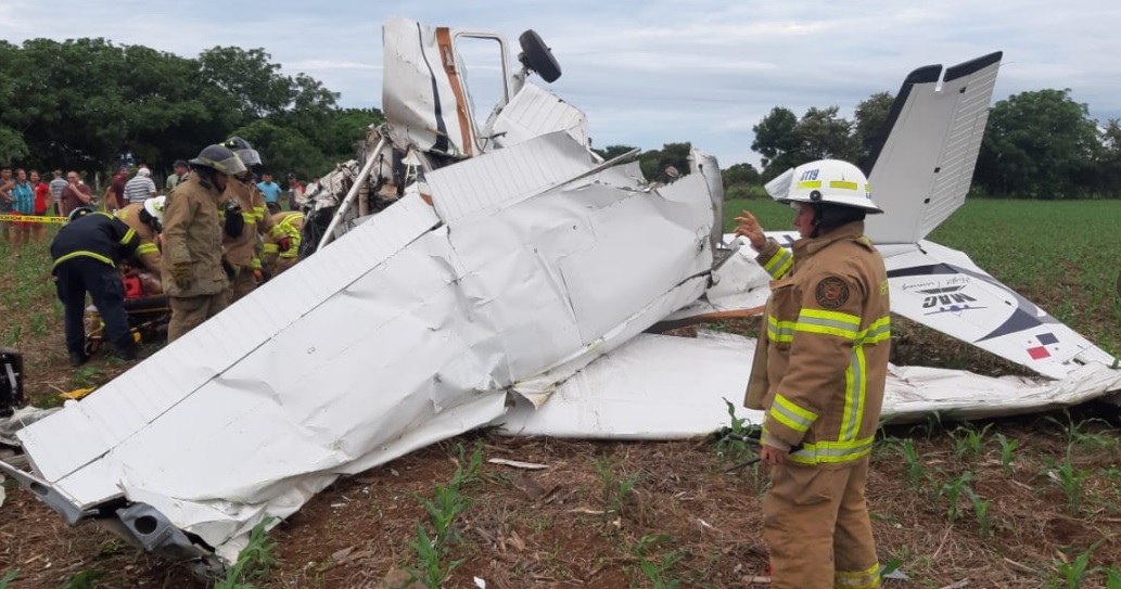 Los bomberos sacaron a una de las personas heridas de la aeronave. Foto/Cuerpo de Bomberos