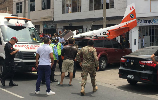 El piloto, capitán FAP Julio Pinedo Centurión, fue auxiliado por una ambulancia del SAMU debido las heridas que le causó el impacto.