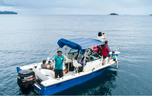 Los botes que llevan a los turistas nacionales o extranjeros no se pueden acercar a las ballenas a menos de 200 metros.  Foto/Cortesía de FSA Productions