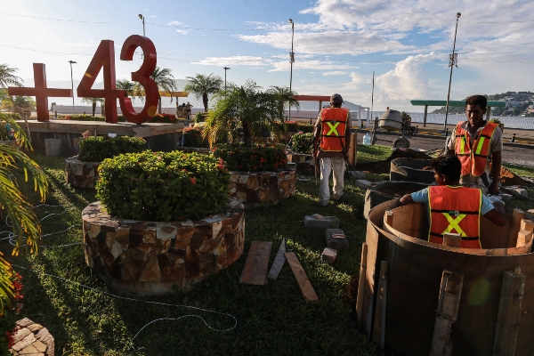 Monumento en conmemoración de los 43 estudiantes desaparecidos de Ayotzinapa. FOTO/EFE