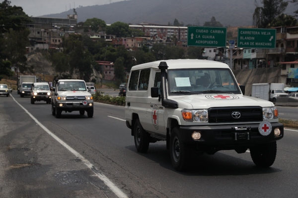  La Cruz Roja venezolana anunció el ingreso de un primer lote de ayuda humanitaria que incluye generadores eléctricos que serán destinados a varios hospitales con la finalidad de blindar estos lugares en medio de los frecuentes apagones que registra el país caribeño. FOTO/EFE