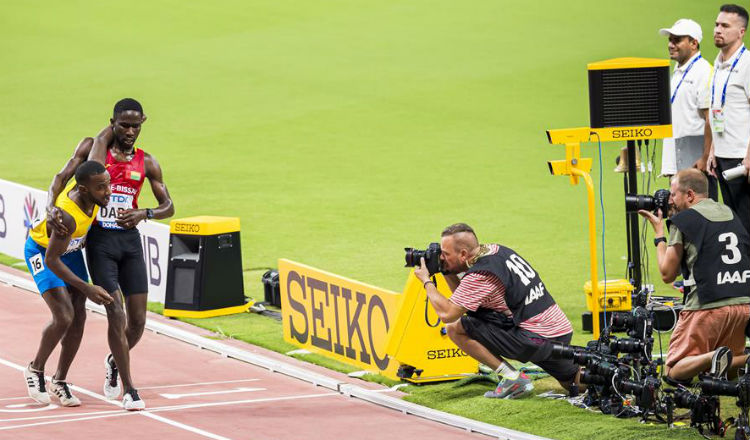 Jonathan Busby es auxiliado para terminar la carrera. Foto EFE