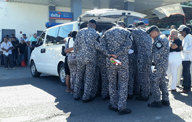 La ceremonia de la unidad motorizada de los Linces, se realizó en la zona de policía de Los Santos, en donde sus compañeros de labores, amigos y familiares no pudieron contener las lágrimas. Foto/Thays Domínguez