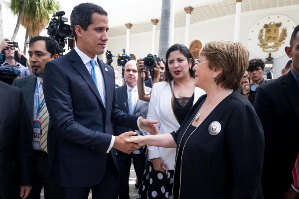 La alta comisionada de Naciones Unidas para los derechos humanos, Michelle Bachelet (d), se despide del presidente de la Asamblea Nacional de Venezuela, Juan Guaidó, tras una reunión este viernes en el Palacio Legislativo de Caracas. FOTO/EFE