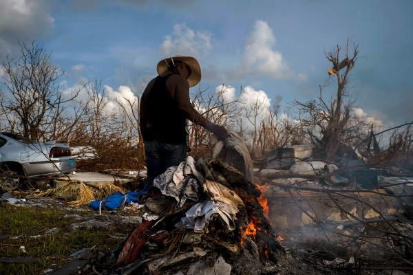 Se celebrará un Día Nacional de Duelo por las víctimas del huracán y que se ha instalado un hospital de campaña en Gran Bahama, la que le seguirá otro en Islas Ábaco. FOTO/AP