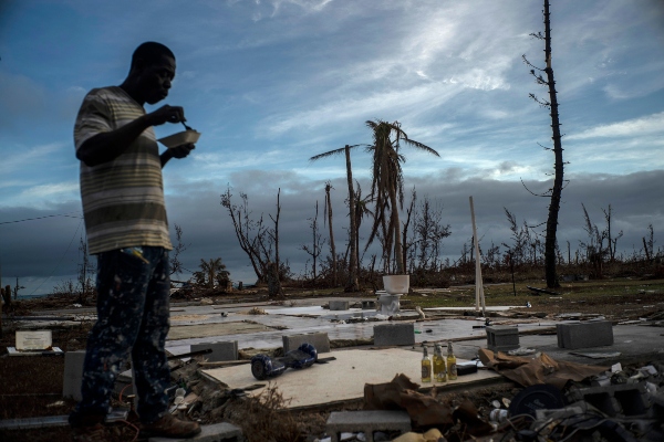 Se prevé que Humberto pase al norte de las Bermudas, pero una ligera variación en su trayectoria podría causar un impacto directo sobre la isla. FOTO/AP