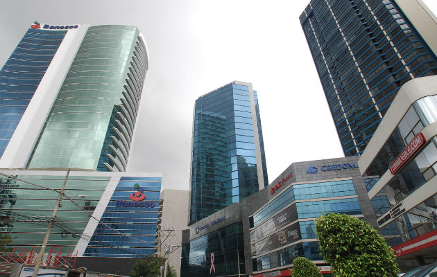 El centro bancario de Panamá, una importante plaza financiera a nivel regional, cuenta con casi un centenar de instituciones nacionales y extranjeras.