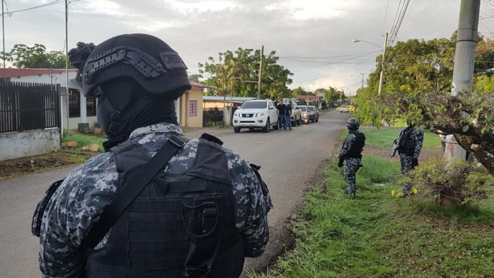 El comisionado Cicinio Nuñez, jefe de la cuarta zona policial, señala que los operativos se llevaron en algunos barrios del distrito de David y participaron unas 200 unidades.Foto/José Vásquez