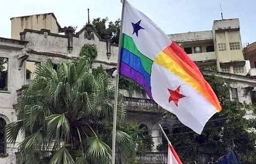 Bandera Nacional alterada con los colores representativos de la comunidad LGTB.