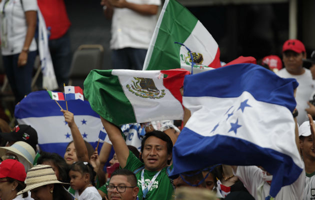 Peregrinos de todo el mundo en la llegada del papa Francisco para la JMJ Panamá. Foto: AP/EFE