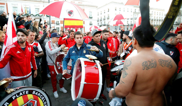 Aficionados de River Plate en el centro de Madrid. Foto EFE