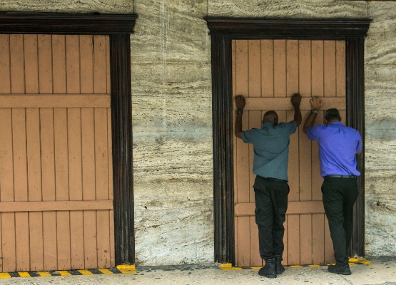 En Barbados la ciudadanía se preparan con diversas medidas para protegerse de los embates de la tormenta tropical Dorian. FOTO/AP