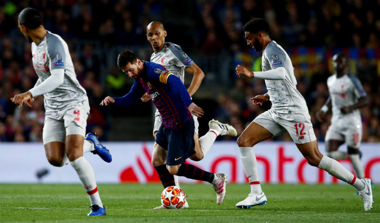  El delantero del Barcelona Leo Messi (c) controla el balón entre Fabinho (c. detrás), Joe Gomez (d), y Van Dijk (i), los tres del Liverpool. Foto:EFE 