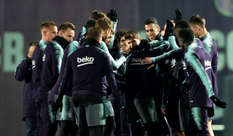 Entrenamiento de los jugadores del Barcelona. Foto:EFE