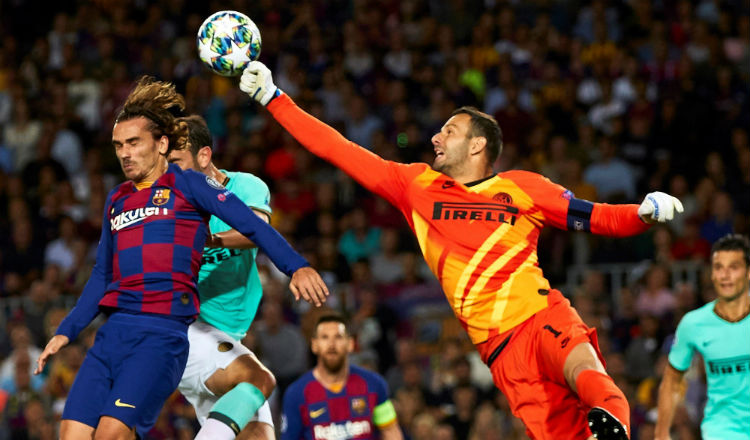 El portero del Inter Samir Handanovic (d) despeja el balón ante Antoine Griezmann. Foto EFE