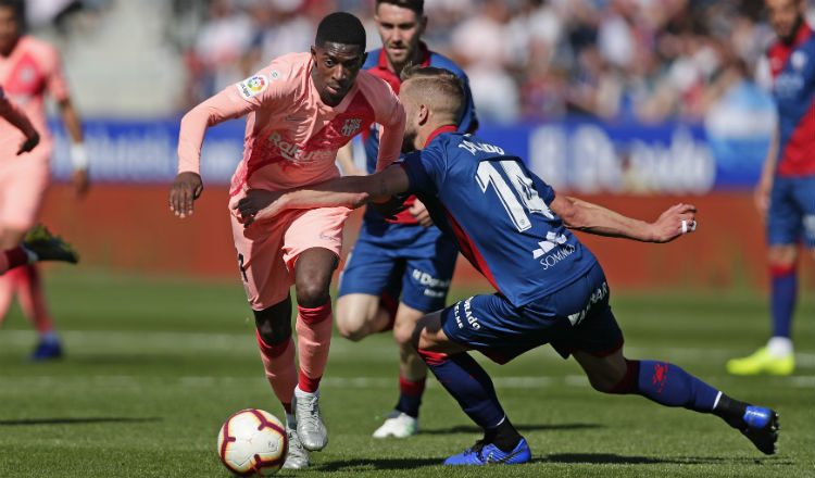 El francés Ousmane Dembélé (izq.), quien volvió a la actividad. Foto AP