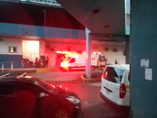 Carlos Alberto Barry de 38 años de edad, fue estabilizado en el Cuarto de Urgencias de la Policlínica Don Laurencia Ocaña y luego trasladado al Complejo Hospitalario Dr. Manuel Amador Guerrero. Foto/Diómedes Sánchez