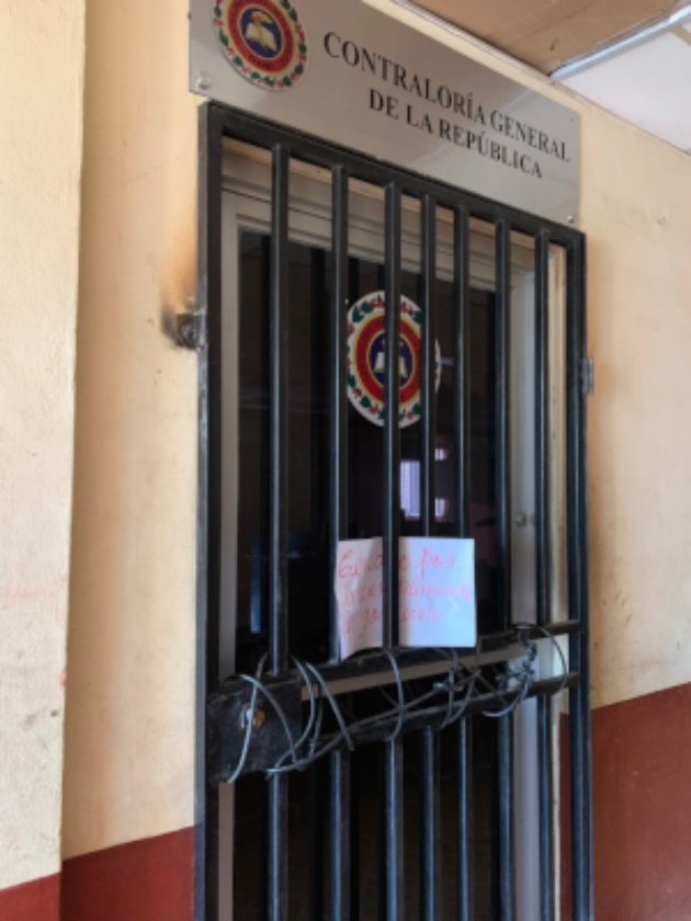 Los representantes procedieron a colocar candados y cadenas a las puertas de los diferentes despachos para informar a los residentes del distrito del Barú que el municipio no tiene fondos económicos para su funcionamiento. Foto/José Vásquez