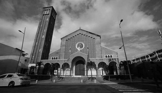 Tres mujeres rezaban el rosario en la capilla del Santísimo Sacramento en la Basílica Don Bosco, cuando entró un joven, se paró al frente del Sagrario y les pidió dinero para comer, de modo amenazante. Foto: EFE.