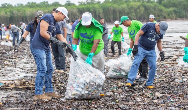 La jornada de recolección de basura se registró durante la celebración del Día Mundial de Limpieza de Playas en Panamá.