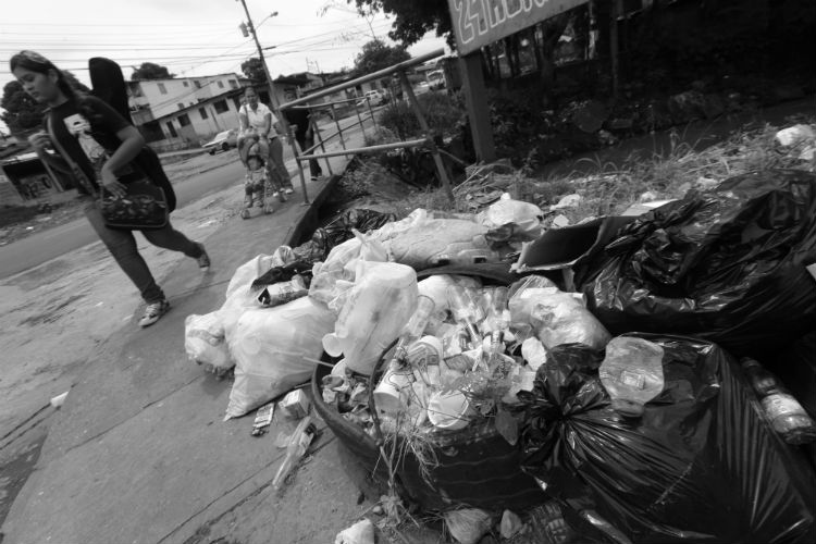 Al no recoger la basura, ponen en riesgo la salud de los ciudadanos y facilitan el alimento a las alimañas.