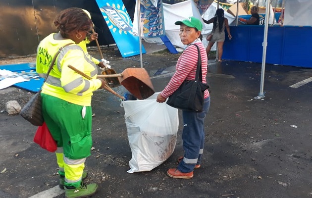 Más de 10 toneladdas diaria de basura recolectó la AAUD durante el Carnaval en la Cinta Costera. Foto/Jesús Simmons