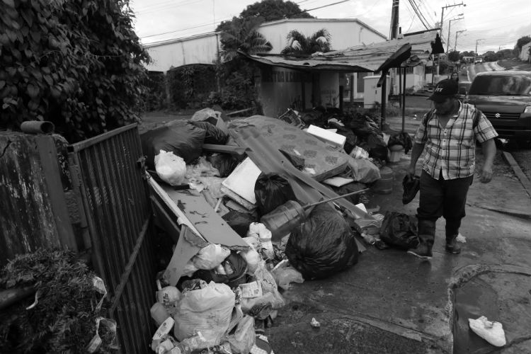 Los ciudadanos deben poner de su parte y no depositar basura en cada esquina, en quebradas, ríos o mares, pues esto trae grandes consecuencias para la salud de todos.