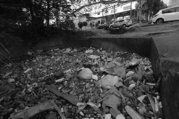 No solo se arrojan desperdicios a los ríos, sino a las quebradas, zanjas y canales, lo que obstruye el paso del agua. Foto: Epasa.