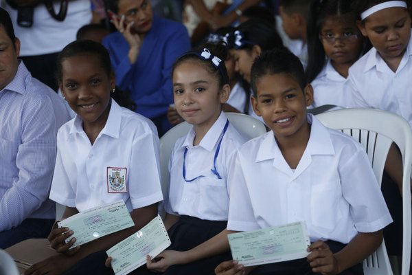 Los estudiantes deben estar acompañados de sus acudientes.