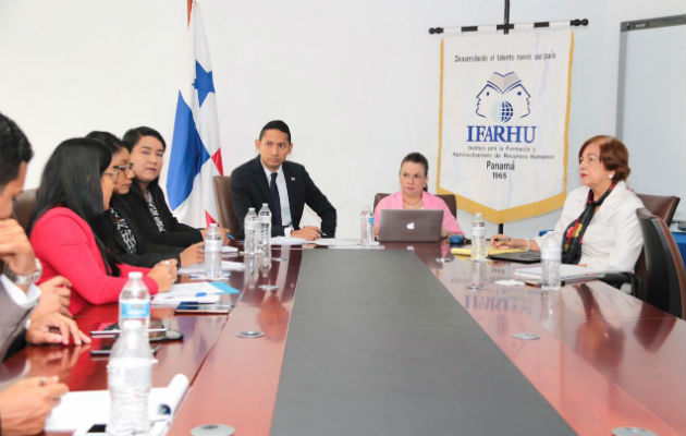 La ministra de Educación Maruja Gorday de Villalobos se reunión con  el director del Ifarhu, Bernardo Meneses.
